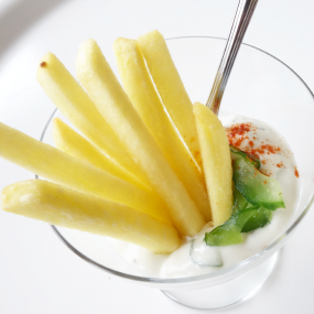 【レシピ】フランス料理家、上野万梨子さんのアペロ「ポムアリュメットのツァチキ」