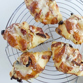 【レシピ】フランス料理家、上野万梨子さんのアペロ「ミニクロワッサンのアペロピザ」