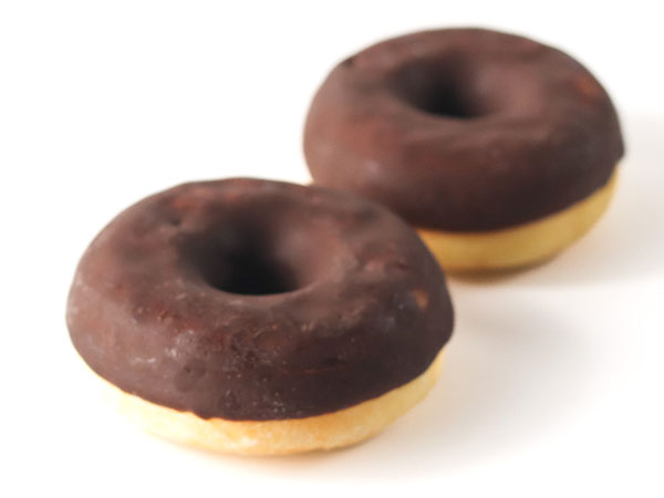 ふんわり生地にチョコレートコーティングの小さなドーナツ