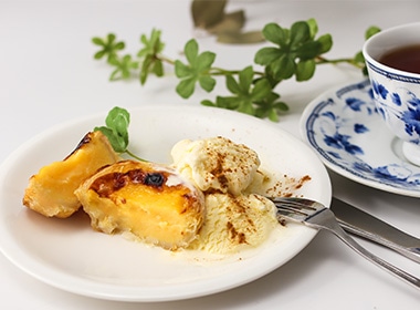 温かいエッグタルトにアイスを添えて