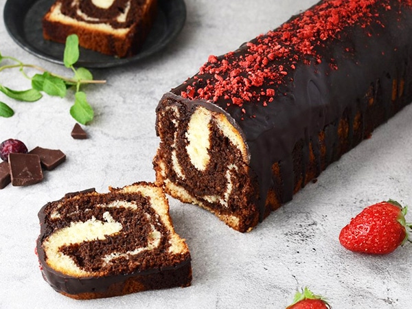 チョコマーブルローフケーキにストロベリー