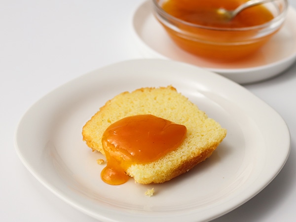 ローフケーキにあんずジャム
