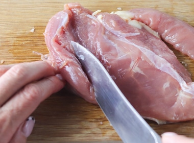 厚みのある部分は切り込みを入れて均等にしておく。ムネ肉ついているささみは取り外して別で焼く。