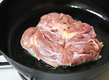 切り開いた部分を元に戻して皮目から焼く。身の方は切り開いた状態にして焼く。