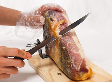 付属のナイフで、硬くなった側面部分の角を予め削ぎとっておく。