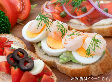 ブルスケッタにバジルの風味を