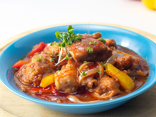 鶏肉のバスク風煮込み