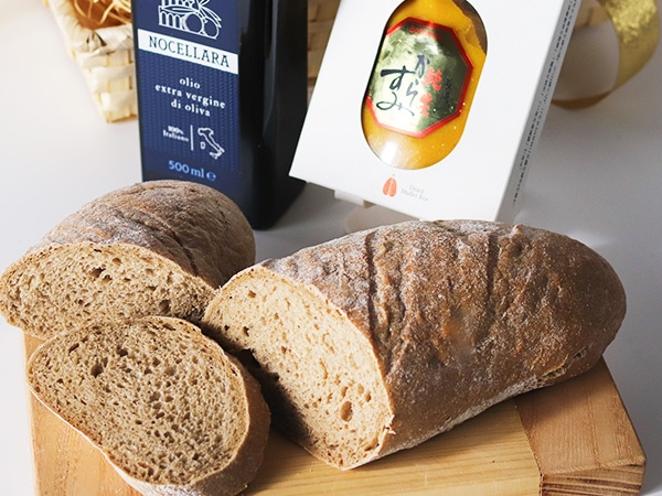 からすみ、オリーブオイル、ライ麦パンの３点セット